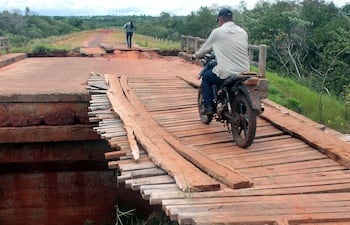 los-lugarenos-tuvieron-que-hacer-una-improvisada-pasarela-para-que-al-menos-las-motos-puedan-pasar-los-camiones-no-pueden-usar-el-puente-en-cuestion--203434000000-1538772.jpg
