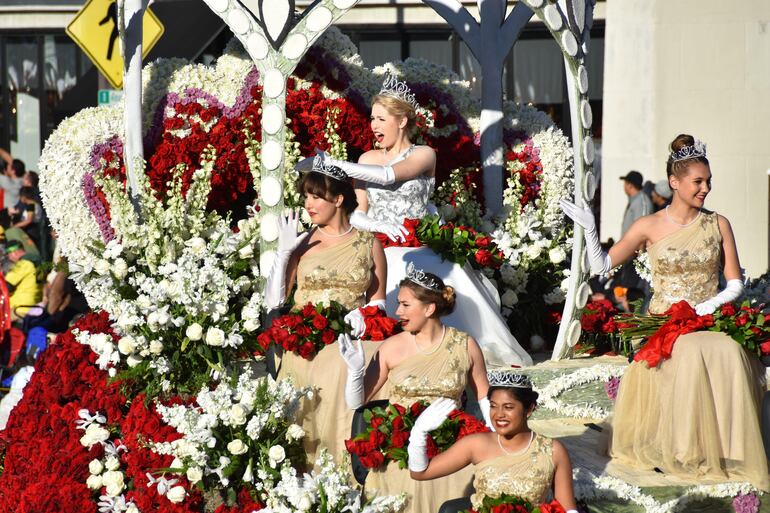 Camille Kennedy, de blanco, Reina del Desfile de las Rosas 2020 y su corte real durante la pasada.