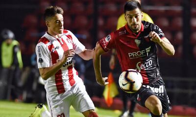 Marcelo Estigarribia (d), jugador paraguayo de Colón de Santa Fe.