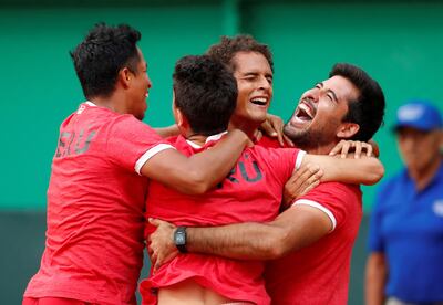 Los peruanos celebran el triunfo de su equipo ante el combinado Suizo.