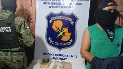 El detenido, junto a las evidencias encontradas.