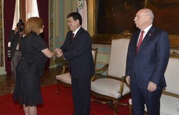 el-presidente-de-la-republica-horacio-cartes-saluda-a-la-nueva-embajadora-de-la-argentina-ana-maria-corradi-poco-despues-de-recibir-sus-cartas-cr-213539000000-1162878.jpg