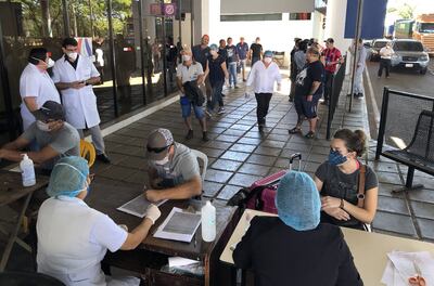 Unos 2.345 compatriotas ingresaron del Brasil este fin de semana por Ciudad del Este. Médicos exigieron ayer el cierre de la frontera o el cumplimiento estricto de la cuarentena.