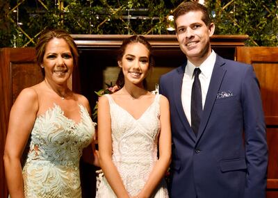 La quinceañera, con sus padres Víctor Julián González y Patricia Benítez de González.