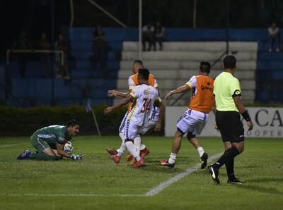 Samudio se queda con el último remate y sus compañeros se acercan para celebrar.