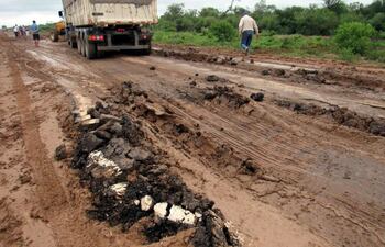 una-foto-reciente-de-la-ruta-ix-transchaco-el-mal-estado-causa-graves-inconve-nientes-a-la-produccion-y-el-comercio--222925000000-1536599.jpg