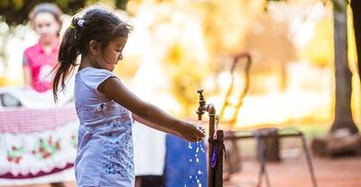 Más de 17.000 personas de 36 comunidades de Paraguay cuentan con sistemas de agua potable y el 57% del total de beneficiarios meta se lavan las manos con agua y jabón, según la organización Lazos del Agua.
