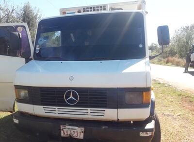 El camión distribuidor quedó estacionado a un costado del camino, mientras sus ocupantes fueron auxiliados.