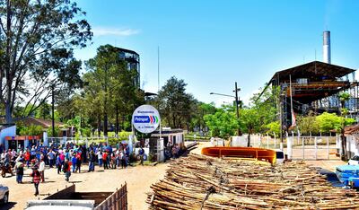 El grupo de cañicultores que se manifestó ayer frente a la planta alcoholera de Petropar en Troche.