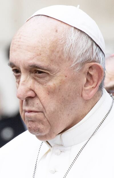 Papa venera a la Virgen de la Inmaculada.