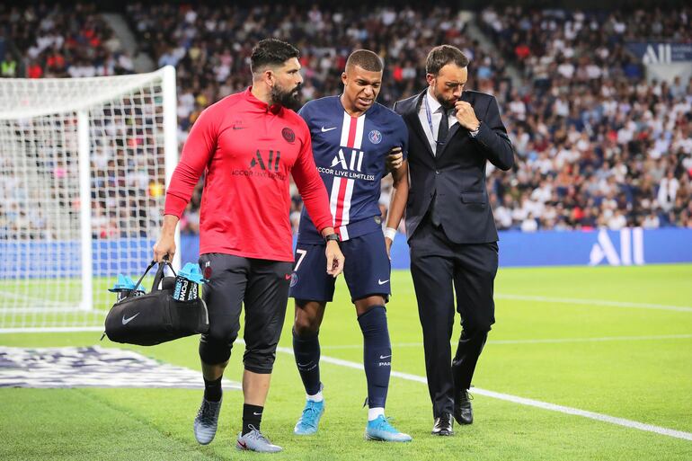 Mbappé sufrió un desgarro según medios franceses.