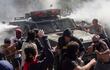 Manifestantes hicieron frente a un vehículo antimotines, ayer, durante la quinta jornada de protestas violentas.