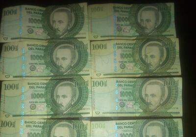 Parte del dinero recuperado por la Policía del poder del  joven que fingió el asalto para el  pago de la prestación alimentaria.