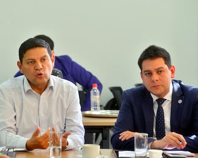 Pedro Mancuello (i) y Daniel Sánchez, viceministros del MIC y MTESS, escucharon a importadores de vehículos usados, ayer.