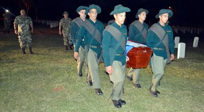 Militares llevan el ataúd con los restos de Moro Vai a su última morada en el camposanto del Cuartel de la Victoria. Desde la noche del lunes descansa entre los héroes.