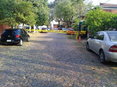 En la calle Teniente Cusmenisch y Defensa Nacional se ha colocado una barrera metálica controlada por personal de seguridad privada.