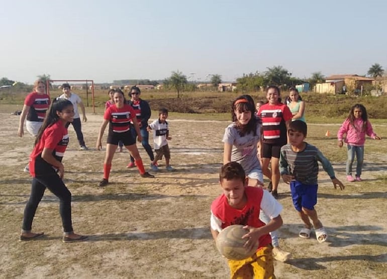 Un niño lleva la pelota de rugby de forma ágil durante el encuentro que se realizó en Villeta.