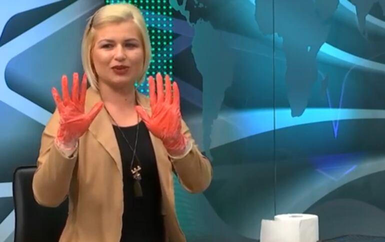 Pintar las manos de los niños para representar al virus impregnado