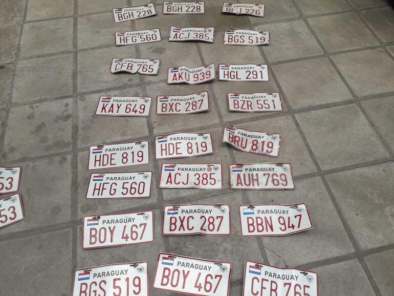 Chapas encontradas por la Fiscalía en el vehículo.