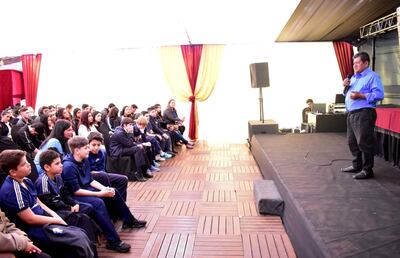 El poeta mbya guaraní Brígido Bogado, durante el encuentro con niños lectores.