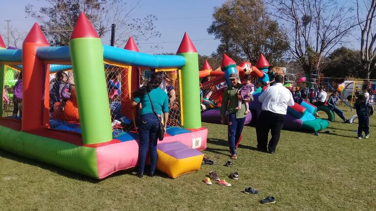 Parque donado por exalumnos de humilde escuela de Cleto Romero, Caaguazú.