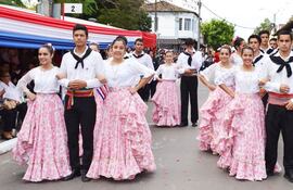 numerosos-jovenes-participaron-del-desfile-patrio-realizado-en-la-ciudad-de-pilar-hubo-mensajes-con-pedidos-de-paz-y-liberacion-del-policia-secuestr-192707000000-1329285.jpg