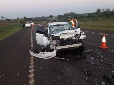 El automóvil del policía quedó prácticamente inservible.