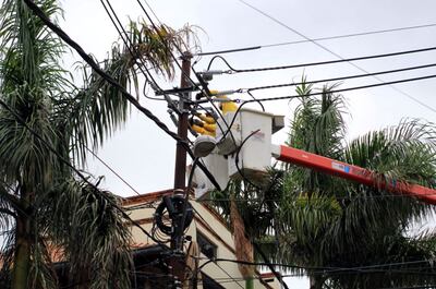 Operarios de la ANDE trabajaron intensamente ayer para reponer el servicio en el área Capital.