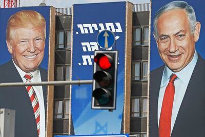 Carteles electorales del partido político israelí Likud que muestran al presidente estadounidense Donald Trump (i) y el primer ministro israelí Benjamin Netanyahu, en Jerusalén.