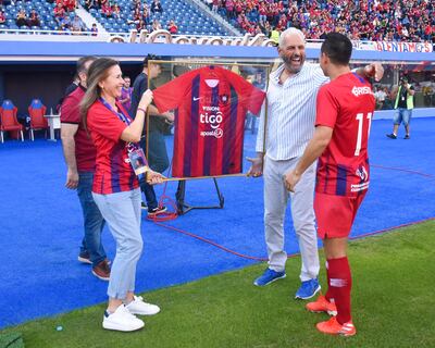 Ruiz recibiendo la camiseta del vicepresidente azulgrana, Juan José Zapag.