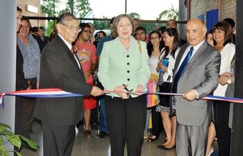 inauguro-el-centro-la-embajadora-estadounidense-leslie-bassett-acompanada-por-andres-amarilla-vicerrector-de-la-una-y-el-decano-de-politecnica-ab-202530000000-1305890.jpg
