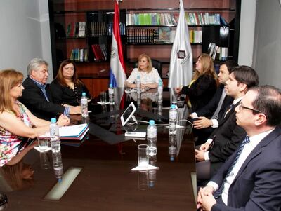 A la izquierda, Rosa Vachetta, Orlando Fiorotto y Rosanna Rolón se presentan ante autoridades del Ministerio Público.
