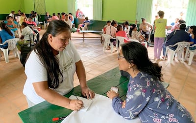 En grupo se reunieron las abuelas, madres, tías para dialogar sobre los casos de suicidio.