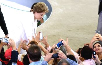 la-presidenta-de-brasil-dilma-rousseff-i-saluda-a-sus-simpatizantes-en-un-evento-realizado-en-el-palacio-de-planalto-sede-de-gobierno-en-medio-d-194300000000-1443741.jpg