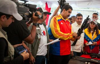 el-gobernante-de-venezuela-nicolas-maduro-sostiene-un-fusil-en-un-acto-de-destruccion-de-armas-dentro-de-un-plan-que-busca-desarmar-a-la-delincuen-213008000000-586369.jpg