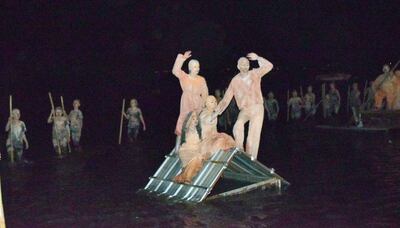 Los inundados, en uno de los cuadros vivientes representados en el espectáculo “Fuego sobre el agua”, en la noche del domingo.