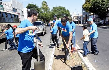 voluntarios-de-la-fundacion-internacional-weloveu-limpiaron-ayer-el-paseo-central-de-eusebio-ayala--201434000000-1779921.jpg