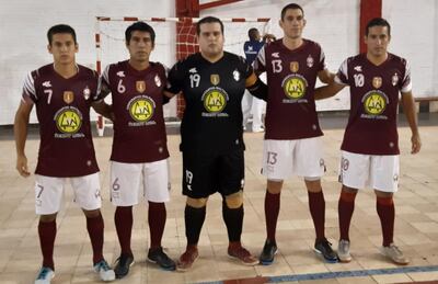 Quinteto titular de Ñemby, que se impuso por goleada, 7 a 3 sobre Villa Elisa, en juego del jueves el marco del 50º Campeonato Nacional de Mayores de Fútbol de Salón.