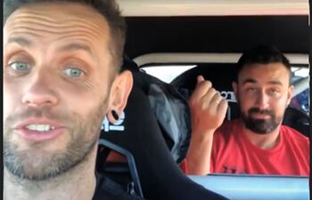 Orr, al frente de la foto, con su compañero de travesía.