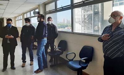 Los sindicalistas de la Itaipú Binacional tras la audiencia de reposición ante el juez Yoan López.