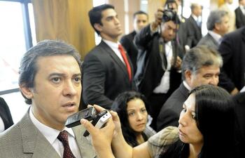 el-senador-colorado-rogelio-benitez-acuso-al-gobierno-de-realizar-escuchas-telefonicas-a-horacio-cartes--223504000000-526003.jpg