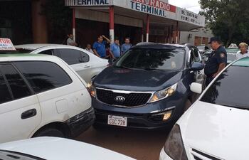 Los taxistas acorralan a los conductores de Uber y Muv y dan intervención a los fiscalizadores de transporte. Foto gentileza.