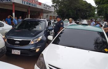 Los taxistas acorralan a los conductores de Uber y Muv y dan intervención a los fiscalizadores de transporte. Foto gentileza.
