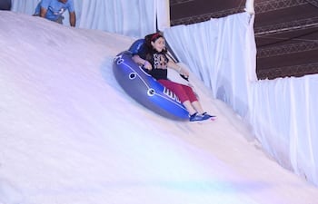 en-la-asociacion-rural-del-paraguay-en-mariano-roque-alonso-esta-habilitado-el-parque-snow-fun-hecho-de-nieve-artificial-con-todas-las-caracteris-204017000000-1405494.jpg