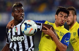 chelo-estigarribia-d-del-chievo-verona-disputa-el-balon-con-paul-pogba-de-juventus-durante-el-partido-de-ayer--224655000000-606248.jpg