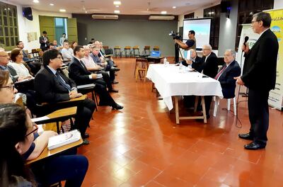 El arzobispo de Asunción, Edmundo Valenzuela, junto José Fernández Arrúa y Enrique Bendaña, muestra el libro de  la Iniciativa Ko’êtî, con los valores a difundir, que enviará al papa Francisco.