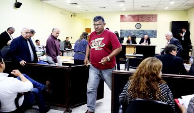 Momento en que abandona la sala de juicios orales, tras prestar declaración ante el tribunal, el comisario  en situación de retiro Juan Escurra.