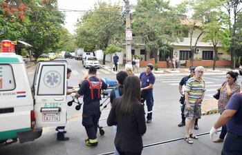 instante-en-que-el-motociclista-herido-era-puesto-en-una-camilla-por-paramedicos-para-subirlo-a-la-ambulancia-y-llevarlo-a-un-hospital--233945000000-1658170.jpg