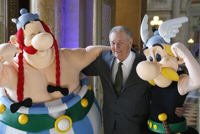 El artista del comic, Albert Uderzo con sus creaciones, Astérix y Obelix.