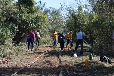 Los jóvenes se organizaron para limpiar las antiguas vías del tren.